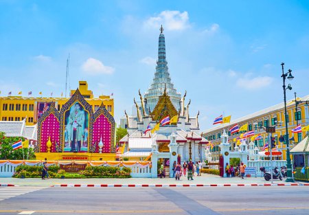 Foto de BANGKOK, TAILANDIA - 23 DE ABRIL DE 2019: San Lak Mueang con su santuario principal, la casa del Pilar de la Ciudad, el 23 de abril en Bangkok - Imagen libre de derechos