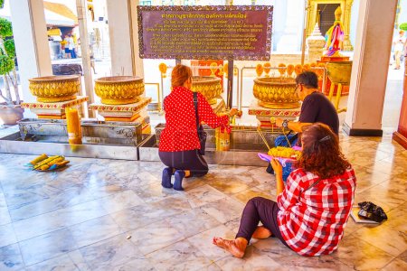 Foto de BANGKOK, TAILANDIA - 23 DE ABRIL DE 2019: Los devotos rezan y hacen ofrendas rituales en San Lak Mueang (Santuario del Pilar de la Ciudad), el 23 de abril en Bangkok - Imagen libre de derechos