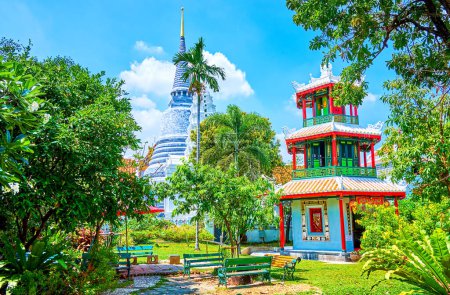 Téléchargez les photos : Petit sanctuaire chinois Chao Mae Takhian Thong dans le parc du palais de Saranrom et Chedi de Wat Ratchapradit sur fond, Bangkok, Thaïlande - en image libre de droit