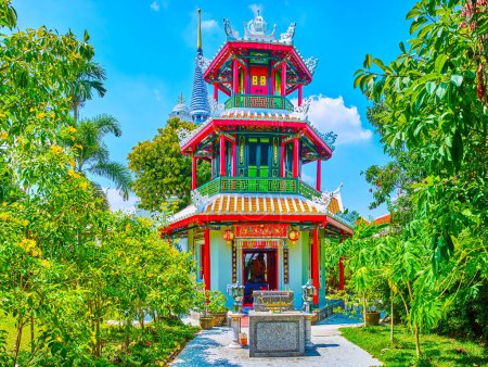 Téléchargez les photos : Incroyable petit temple chinois coloré Chao Mae Takhian String et chedi élevé de Wat Ratchapradit sur fond, Bangkok, Thaïlande - en image libre de droit