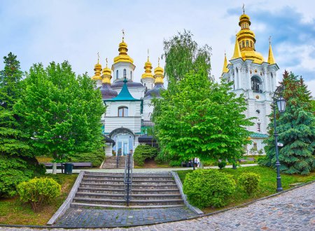 Foto de Iglesia de la Natividad Histórica, coronada con cúpulas de oro, detrás del exuberante parque verde, Kyiv Pechersk Lavra Cave Monasterio, Ucrania - Imagen libre de derechos