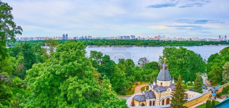 Téléchargez les photos : Panorama des parcs verts et des forêts de Kiev depuis la lave de Kiev Pechersk avec vue sur l'église source de vie, le fleuve Dniepr et les gratte-ciel modernes de la rive gauche de Kiev, en Ukraine - en image libre de droit