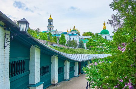 Foto de Las cúpulas de oro de Kiev Pechersk Lavra Cueva Monasterio con edificios de Gran Campanario, Refectorio, Catedral de la Dormición, Kiev, Ucrania - Imagen libre de derechos