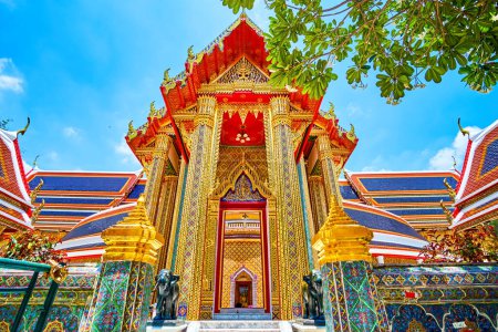 Der Haupteingang zum goldenen Schrein des Wat Ratchabophit Tempels, Bangkok, Thailand