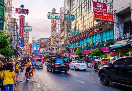 Foto de BANGKOK, TAILANDIA - 23 DE ABRIL DE 2019: Yaowarat Road, la calle del centro de Chinatown con la mayoría de tiendas, restaurantes y mercado nocturno, el 23 de abril en Bangkok, Tailandia - Imagen libre de derechos