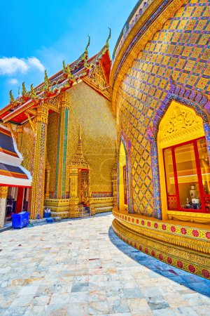 Foto de El patio redondo y los santuarios dorados del templo de Wat Ratchabophit, Bangkok, Tailandia - Imagen libre de derechos