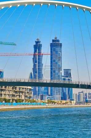 Téléchargez les photos : DUBAI, Émirats arabes unis - 6 mars 2020 : Le pont de la tolérance et les tours Marriot Marquis de JW derrière le canal d'eau de Dubaï, le 6 mars à Dubaï - en image libre de droit