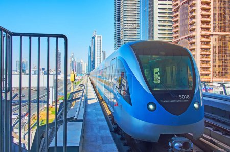 Téléchargez les photos : DUBAI, EAU - 6 MARS 2020 : Le train de la ligne rouge du métro de Dubaï à la station Business Bay, le 6 mars à Dubaï - en image libre de droit