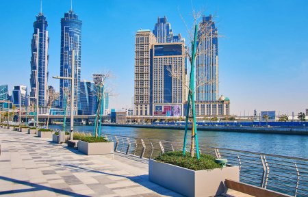 Téléchargez les photos : DUBAI, Émirats arabes unis - 6 MARS 2020 : L'architecture moderne de Business Bay et Al Habtoor City derrière le canal d'eau de Dubaï, le 6 mars à Dubaï - en image libre de droit