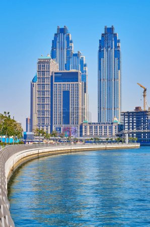 Téléchargez les photos : DUBAI, EAU - 6 MARS 2020 : L'architecture moderne de la ville d'Al Habtoor derrière le canal d'eau de Dubaï, le 6 mars à Dubaï - en image libre de droit