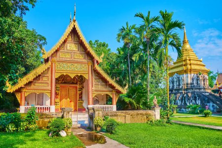 Téléchargez les photos : Ubosot doré sculpté et Chedi éléphant exceptionnel (Chedi Chang Lom) de Wat Chiang Man - le plus ancien temple de Chiang Mai, Thaïlande - en image libre de droit