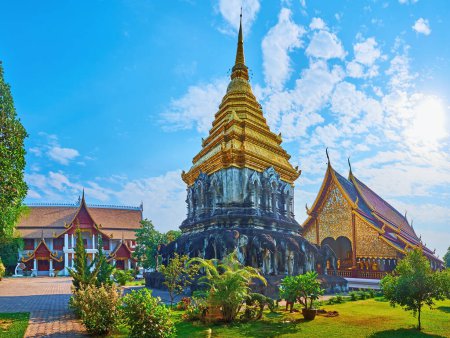 Téléchargez les photos : Panorama du temple Wat Chiang Man avec jardin verdoyant, salles Elephant Chedi et Viharn, Chiang Mai, Thaïlande - en image libre de droit