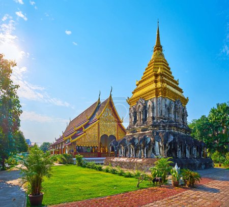 Téléchargez les photos : Les motifs du temple Wat Chiang Man avec chedi éléphant médiéval et grand viharn derrière elle, Chiang Mai, Thaïlande - en image libre de droit