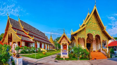 Téléchargez les photos : Panorama du plus ancien temple Chiang Mai Wat Chiang Man avec de splendides viharns médiévaux, entouré de lits de jardin verdoyants, Chiang Mai, Thaïlande - en image libre de droit