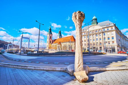 Foto de BUDAPEST, HUNGRÍA - 22 de febrero de 2022: La piedra moderna Budapest una estatua de la Perla del Danubio en la Plaza Marcius 15 frente al Colegio Teológico Sapientia y la Iglesia Parroquial de la Ciudad Interior, el 22 de febrero en Budapest - Imagen libre de derechos