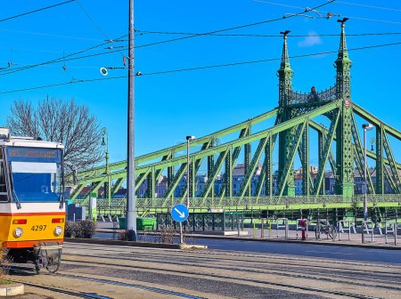 Foto de Plaza St Gellert con puente Liberty de metal verde y tranvía amarillo vintage, Budapest, Hungría - Imagen libre de derechos