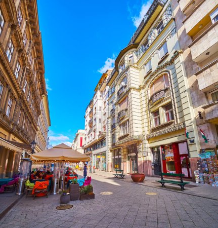 Téléchargez les photos : La terrasse confortable du petit restaurant en plein air sur la rue historique Vaci à Pest, Budapest, Hongrie - en image libre de droit