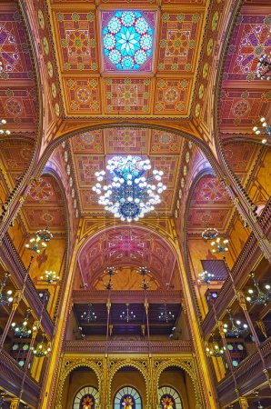 Foto de BUDAPEST, HUNGRÍA - 22 de febrero de 2022: Ricas decoraciones de avivamiento morisco en la sinagoga de Dohany Street, famosa por su interior único, el 22 de febrero en Budapest - Imagen libre de derechos