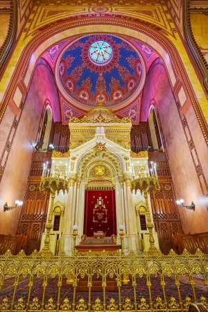 Foto de BUDAPEST, HUNGRÍA - 22 de febrero de 2022: Interior de la sinagoga de Dohany Street con adornado Arca de la Torá, cúpula y techo con frescos, el 22 de febrero en Budapest - Imagen libre de derechos