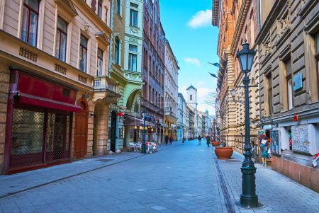 Téléchargez les photos : Logement historique dense de Vaci Street, l'une des rues touristiques les plus populaires de Pest, Budapest, Hongrie - en image libre de droit