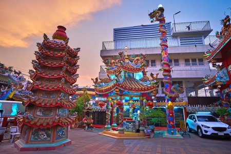 Foto de The beautiful painted and sculptured pagoda, pavilion and dragon column of Pung Thao Kong Shrine at sunset, Chiang Mai, Thailand - Imagen libre de derechos