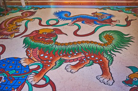 Foto de CHIANG MAI, THAILAND - MAY 3, 2019: Colored foo dogs (imperial lions) on the floor of Chinese lantern, Pung Thao Kong Shrine, on May 3 in Chiang Mai - Imagen libre de derechos