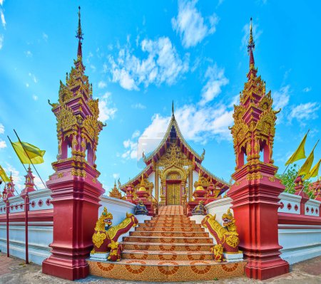 Foto de Panorama of the facade of Wat Ratcha Monthian temple with ornate Ku mini-chedis, staues of Mom mythical creatures, Yaksha guardians and the upper viharn, Chiang Mai, Thailand - Imagen libre de derechos