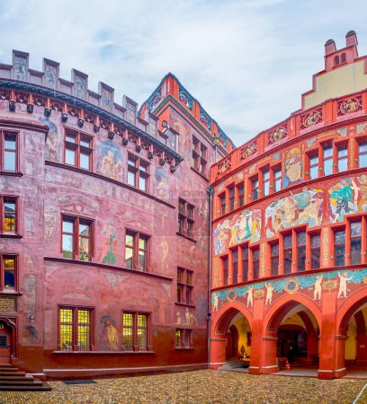 Téléchargez les photos : Red walls of Basel Town Hall with historical frescoes, Switzerland - en image libre de droit