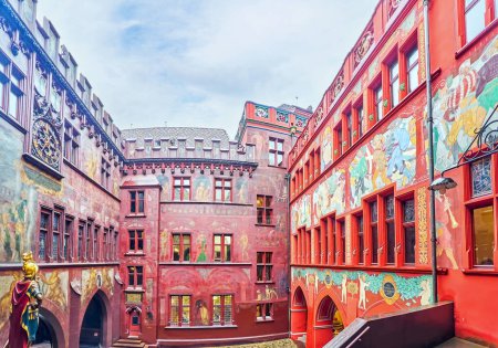 Téléchargez les photos : Medieval courtyard of Basel Town Hall with colorful frescoes, Switzerland - en image libre de droit