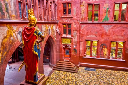 Téléchargez les photos : The sculpture to Roman consul Lucius Munatius Plancus in courtyard of medieval Town Hall in Basel, Switzerland - en image libre de droit