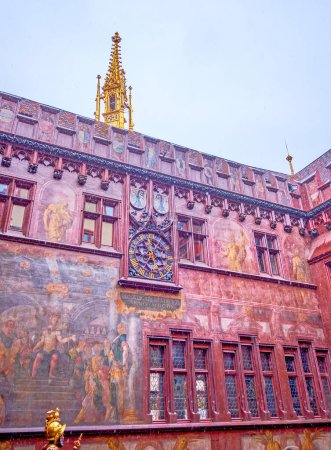 Téléchargez les photos : Historic ornate clock and large frescoe on the courtyard's wall of Town Hall of Basel, Switzerland - en image libre de droit