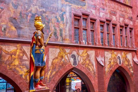 Téléchargez les photos : Colorful sculpture to Lucius Munatius Plancus, the Roman consul, located in courtyard of Basel Town Hall, Switzerland - en image libre de droit