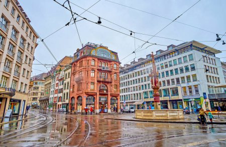 Téléchargez les photos : BASEL, SWITZERLAND - APRIL 1, 2022: Alter Fischmarkt square during rainy day, on April 1 in Basel, Switzerland - en image libre de droit