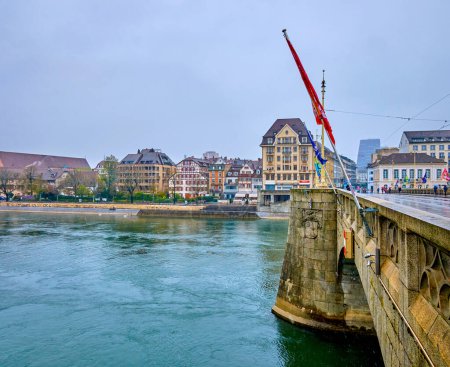 Téléchargez les photos : BASEL, SWITZERLAND - APRIL 1, 2022: Mittlere Brucke across  Rhine river, on April 1 in Basel, Switzerland - en image libre de droit