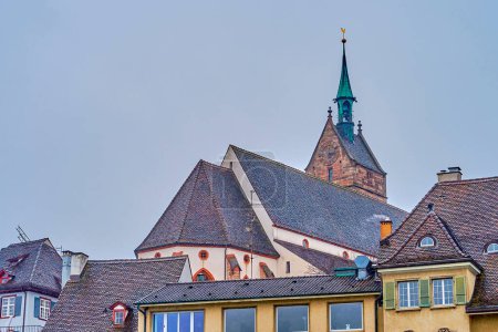 Téléchargez les photos : The bell tower and the apse of Martin's Church  through the roofs of medieval houses in Old Town of Basel, Switzerland - en image libre de droit