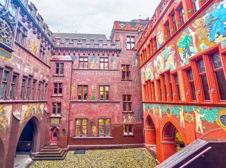 Téléchargez les photos : The elegant courtyard of Basel Rathaus, Switzerland - en image libre de droit