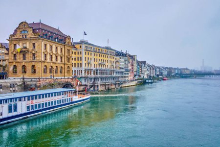 Téléchargez les photos : Stunning historical houses on the riverside of Rhine river in Basel, Switzerland - en image libre de droit