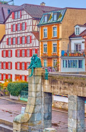 Téléchargez les photos : The sculpture Helvetia auf der Reise by Bettina Eichin on Mittlere Brucke in New Town of Basel, Switzerland - en image libre de droit