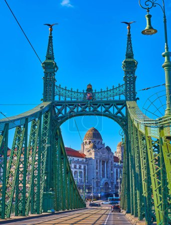 Foto de The sculptured stone building of Gellert Hotel and Thermal Baths is seen through the green arch of Liberty Bridge, Budapest, Hungary - Imagen libre de derechos