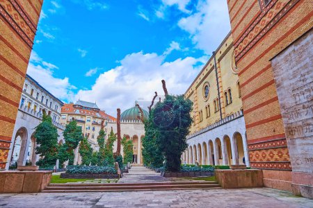 Foto de Heroes' Temple and the cemetery of Dohany Street Synagogue, located in its courtyard, Budapest, Hungary - Imagen libre de derechos