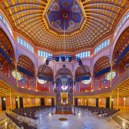 Foto de BUDAPEST, HUNGARY - FEB 22, 2022: The richly decorated hall of Rumbach Street Synagogue with gilt geometric patterns, pillars, stained-glass windows, wooden dome, on Feb 22 in Budapest - Imagen libre de derechos