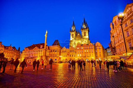 Téléchargez les photos : PRAGUE, CZECHIA - MARCH 11, 2022: Night life of Old Town Square, the most popular and overcrowded place in the city, on March 11 in Prague, Czechia - en image libre de droit