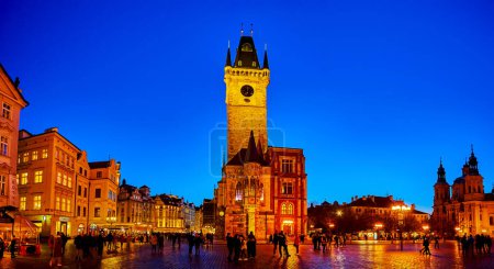 Téléchargez les photos : PRAGUE, CZECHIA - MARCH 11, 2022: Panorama of Staromestske namesti (Old Town Square) with its amin landmark, the Old Town Hall, on March 11 in Prague, Czechia - en image libre de droit
