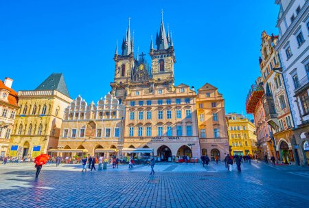 Foto de PRAGUE, CZECHIA - MARCH 11, 2022: Staromestske namesti (Old Town square) with outstanding historic townhouses and towers of Church of Our Lady before Tyn, on March 11 in Prague, Czechia - Imagen libre de derechos