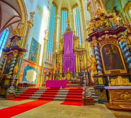 Foto de PRAGUE, CZECHIA - MARCH 11, 2022: The main ALtar of Church of Our Lady before Tyn, on March 11 in Prague, Czechia - Imagen libre de derechos