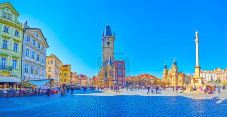 Téléchargez les photos : PRAGUE, CZECHIA - MARCH 11, 2022: Panorama of Old Town Square of Prague with itsa main landmarks, on March 11 in Prague, Czechia - en image libre de droit