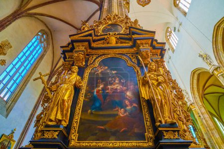 Foto de PRAGUE, CZECHIA - MARCH 11, 2022: The historic icon in golden frame in Tyn Church depicts scenes from Holy Bible, on March 11 in Prague, Czechia - Imagen libre de derechos