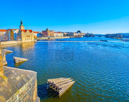 Téléchargez les photos : The small wooden icebreakers at Charles Bridge are the notable landmarks on Vltava river, Prague, Czechia - en image libre de droit