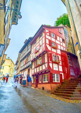 Téléchargez les photos : BASEL, SWITZERLAND - APRIL 1, 2022: Historic half-timbered house on Rheinsprung street, on April 1 in Basel, Switzerland - en image libre de droit