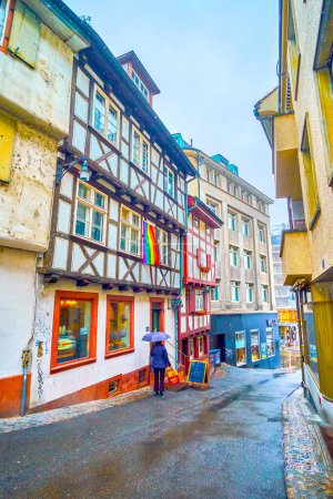 Téléchargez les photos : BASEL, SWITZERLAND - APRIL 1, 2022: Medieval Rheinsprung street with well preserved historic half-timbered houses, on April 1 in Basel, Switzerland - en image libre de droit